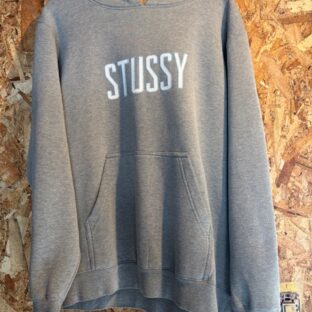 STUSSY USA製　グレーパーカーL size N°４刺繍